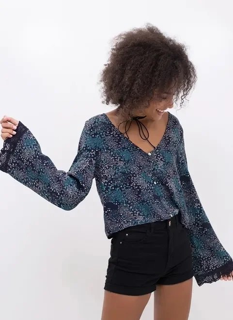 blusa azul marinho com estampa floral blusa azul marinho com estampa floral