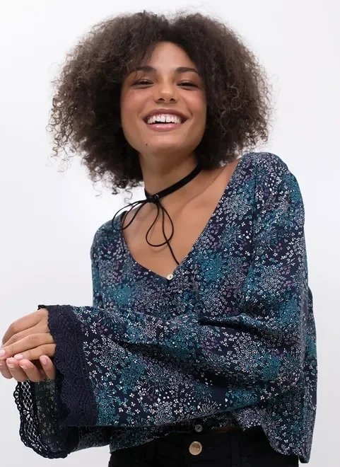 blusa azul marinho com estampa floral blusa azul marinho com estampa floral