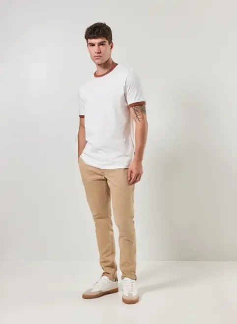 calça chino slim em sarja caqui calça chino slim em sarja caqui