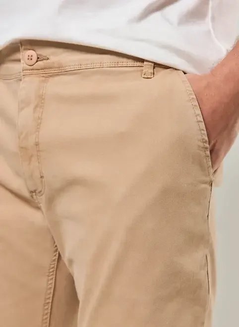 calça chino slim em sarja caqui calça chino slim em sarja caqui