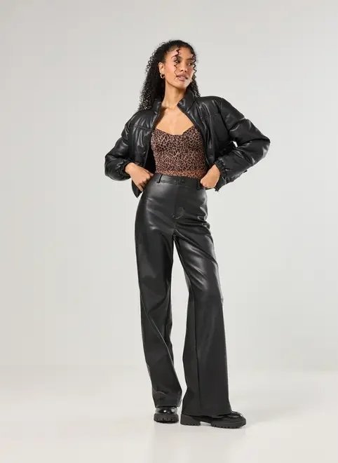 jaqueta puffer preta em poliuretano jaqueta puffer preta em poliuretano