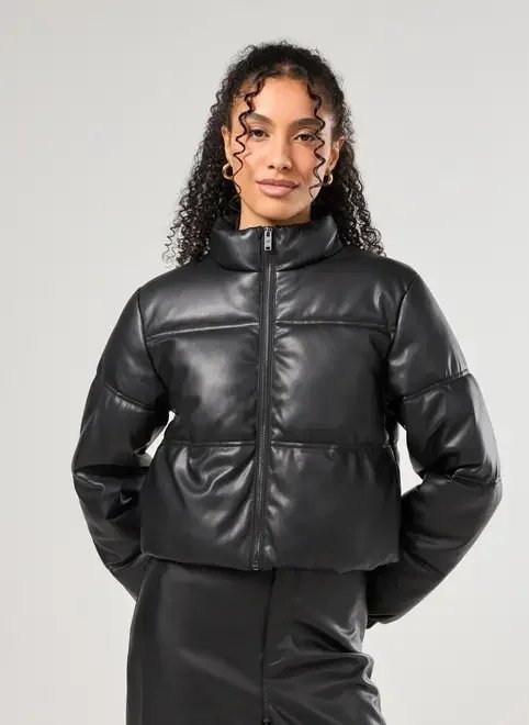 jaqueta puffer preta em poliuretano jaqueta puffer preta em poliuretano