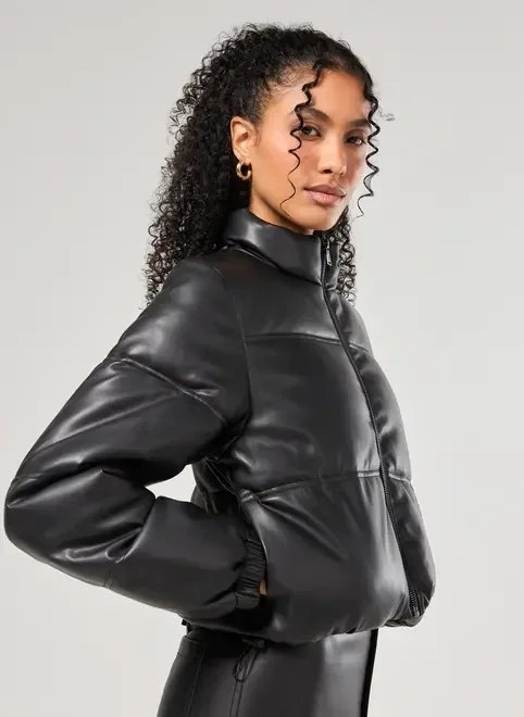 jaqueta puffer preta em poliuretano jaqueta puffer preta em poliuretano