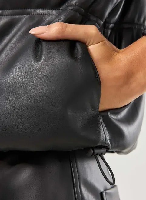 jaqueta puffer preta em poliuretano jaqueta puffer preta em poliuretano