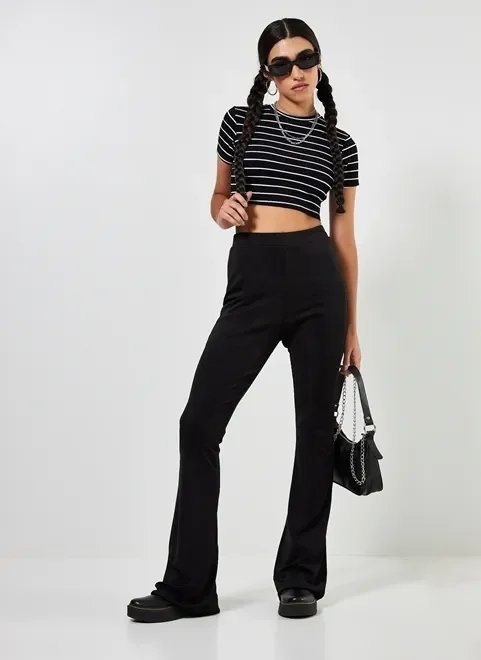 blusa cropped listrada preto e branco blusa cropped listrada preto e branco