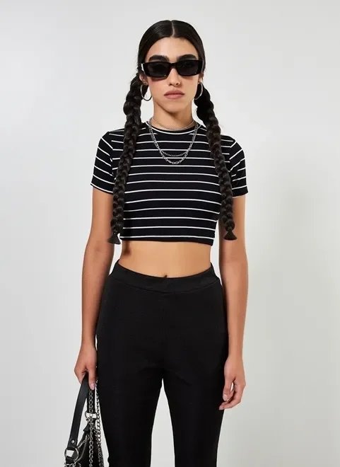 blusa cropped listrada preto e branco blusa cropped listrada preto e branco