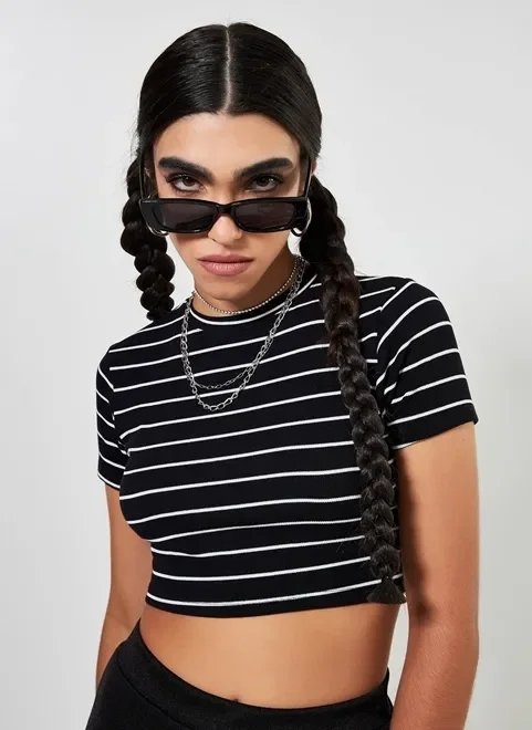 blusa cropped listrada preto e branco blusa cropped listrada preto e branco