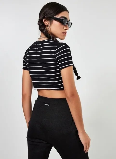 blusa cropped listrada preto e branco blusa cropped listrada preto e branco