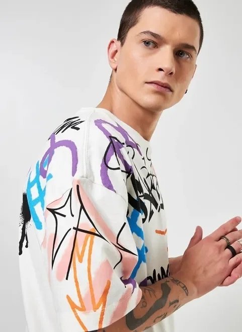 camiseta oversized com grafites camiseta oversized com grafites