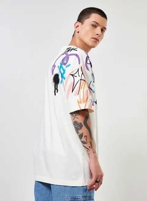 camiseta oversized com grafites camiseta oversized com grafites