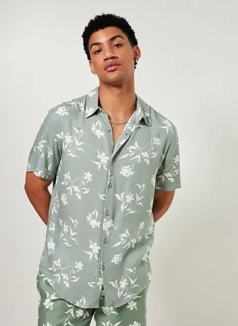 camisa verde seco com folhagens camisa verde seco com folhagens