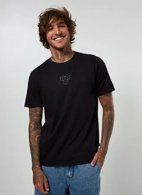 camiseta preta estampa de cubos camiseta preta estampa de cubos