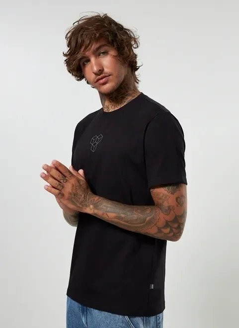 camiseta preta estampa de cubos camiseta preta estampa de cubos