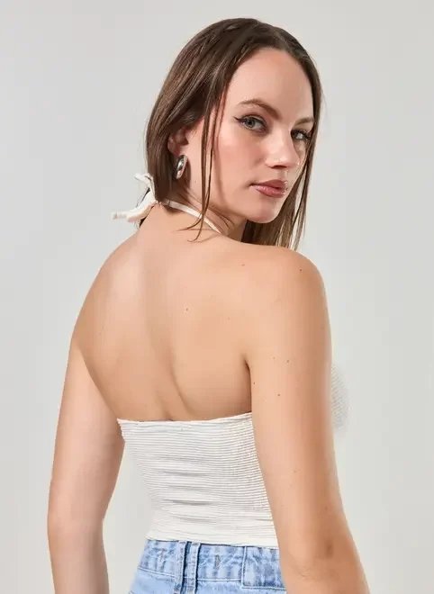 cropped off-white com aberturas e amarrações cropped off-white com aberturas e amarrações