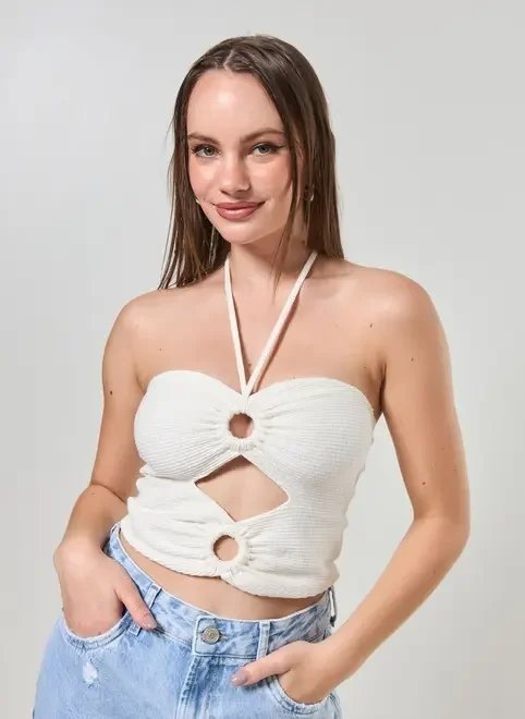 cropped off-white com aberturas e amarrações cropped off-white com aberturas e amarrações