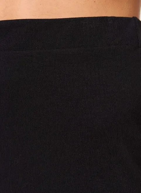 saia midi em malha canelada com fenda saia midi em malha canelada com fenda