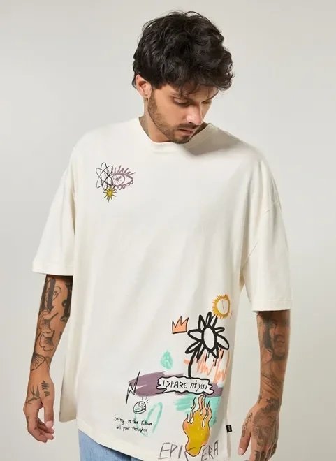 camiseta oversized off-white com grafites camiseta oversized off-white com grafites