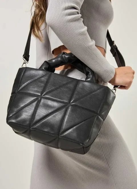 bolsa matelassê em poliuretano preto bolsa matelassê em poliuretano preto