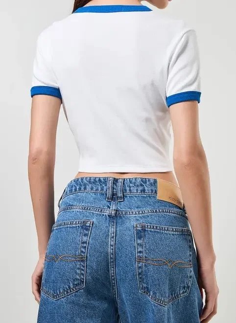 blusa mini tee branca com bordado azul blusa mini tee branca com bordado azul