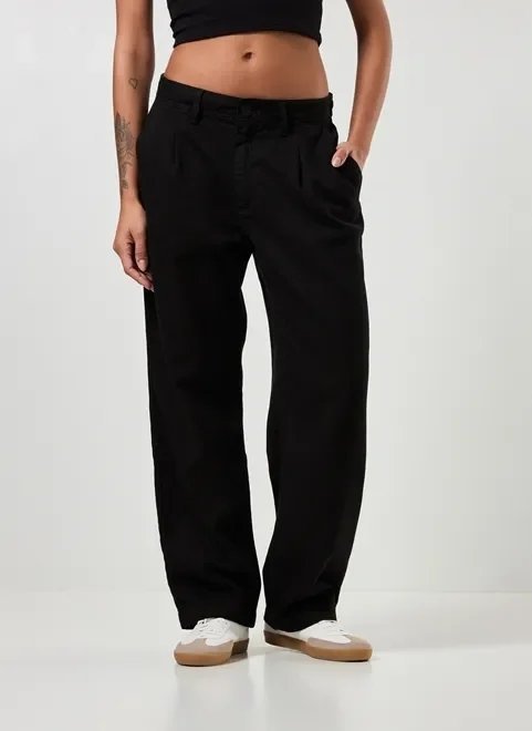 calça chino em sarja preta cintura baixa calça chino em sarja preta cintura baixa