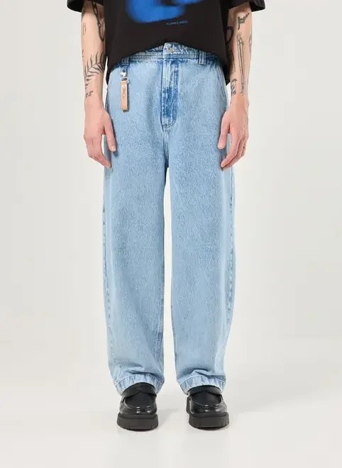 calça baggy jeans com chaveiro calça baggy jeans com chaveiro