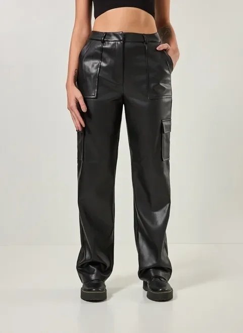 calça cargo reta em poliuretano calça cargo reta em poliuretano