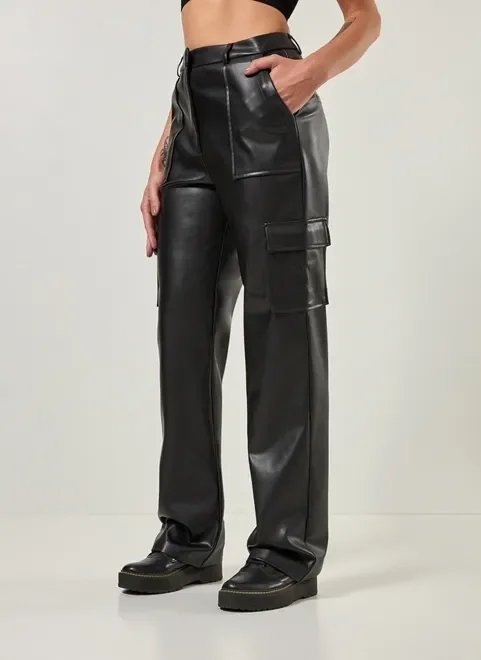 calça cargo reta em poliuretano calça cargo reta em poliuretano