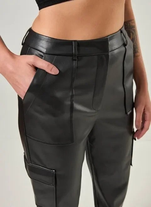 calça cargo reta em poliuretano calça cargo reta em poliuretano