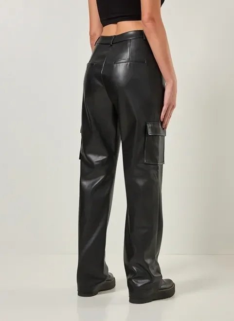 calça cargo reta em poliuretano calça cargo reta em poliuretano