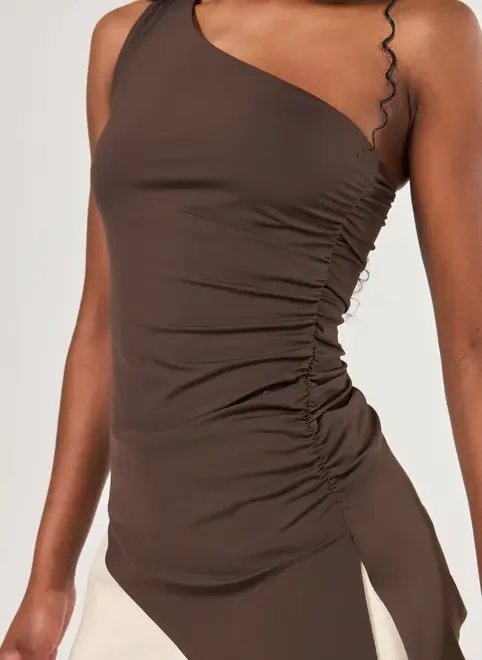 blusa assimétrica ombro único em poliamida blusa assimétrica ombro único em poliamida