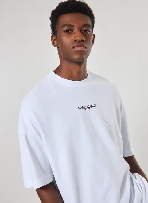 camiseta oversized malhão branca tomatos camiseta oversized malhão branca tomatos