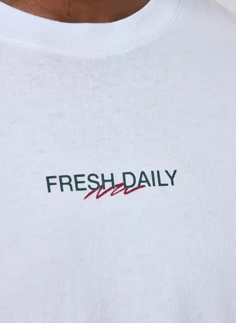 camiseta oversized malhão branca tomatos camiseta oversized malhão branca tomatos