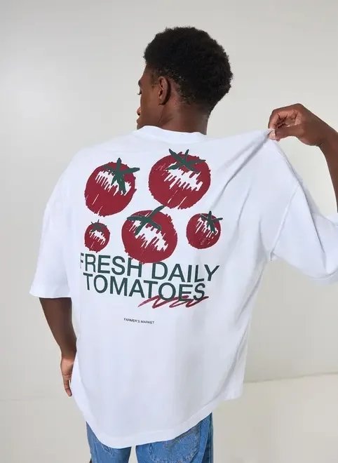 camiseta oversized malhão branca tomatos camiseta oversized malhão branca tomatos