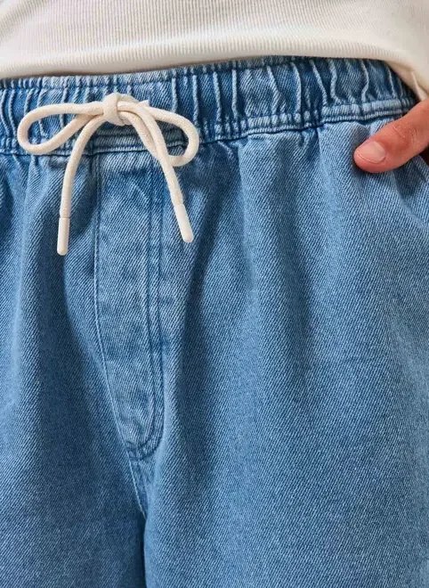 bermuda jeans com elástico e cadarço bermuda jeans com elástico e cadarço