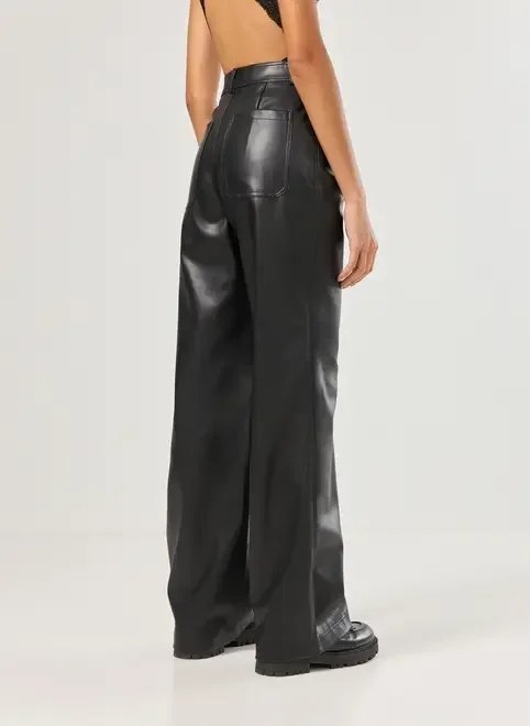 calça reta em poliuretano calça reta em poliuretano